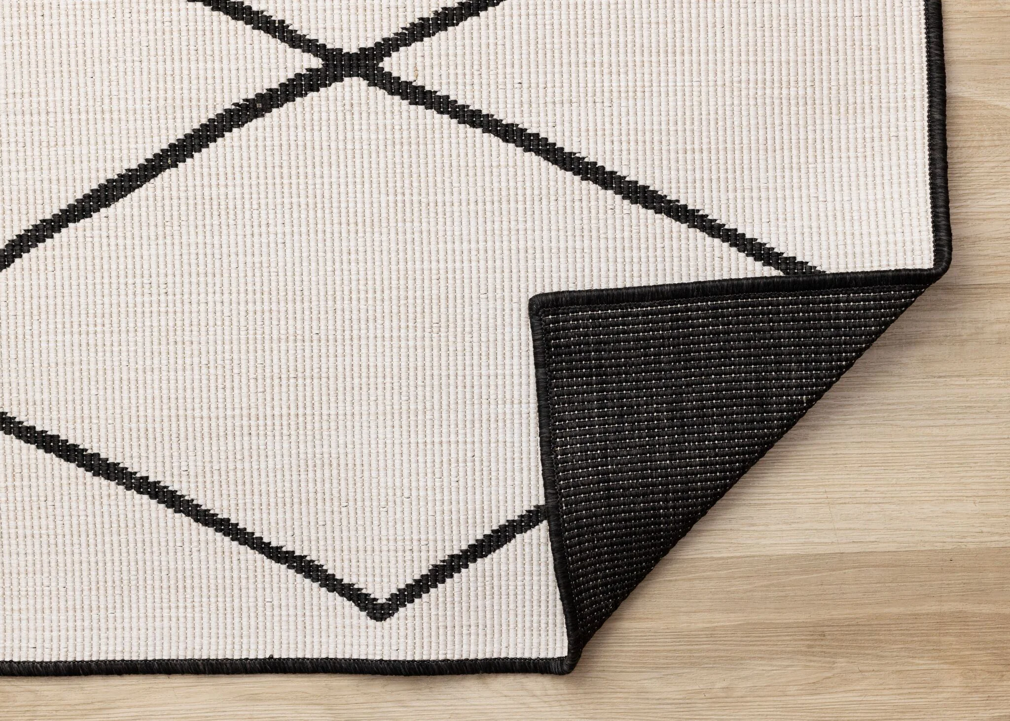 Bristol 5'3" x 7'7" White Black Trellis Reversible Area Rug - White - Image 6