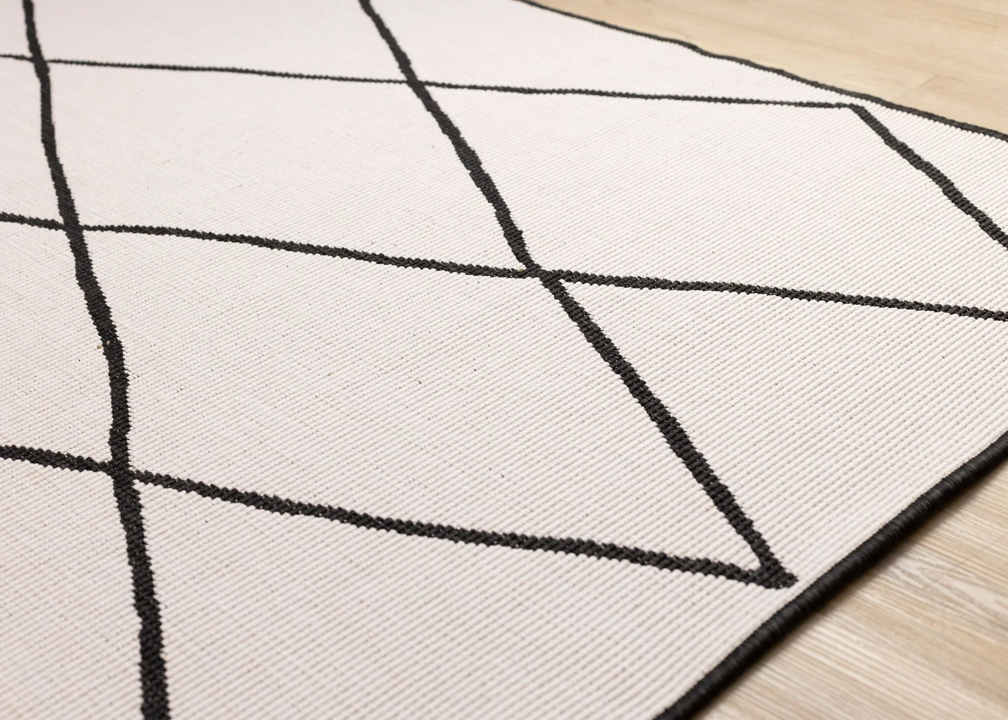 Bristol 5'3" x 7'7" White Black Trellis Reversible Area Rug - White - Image 7