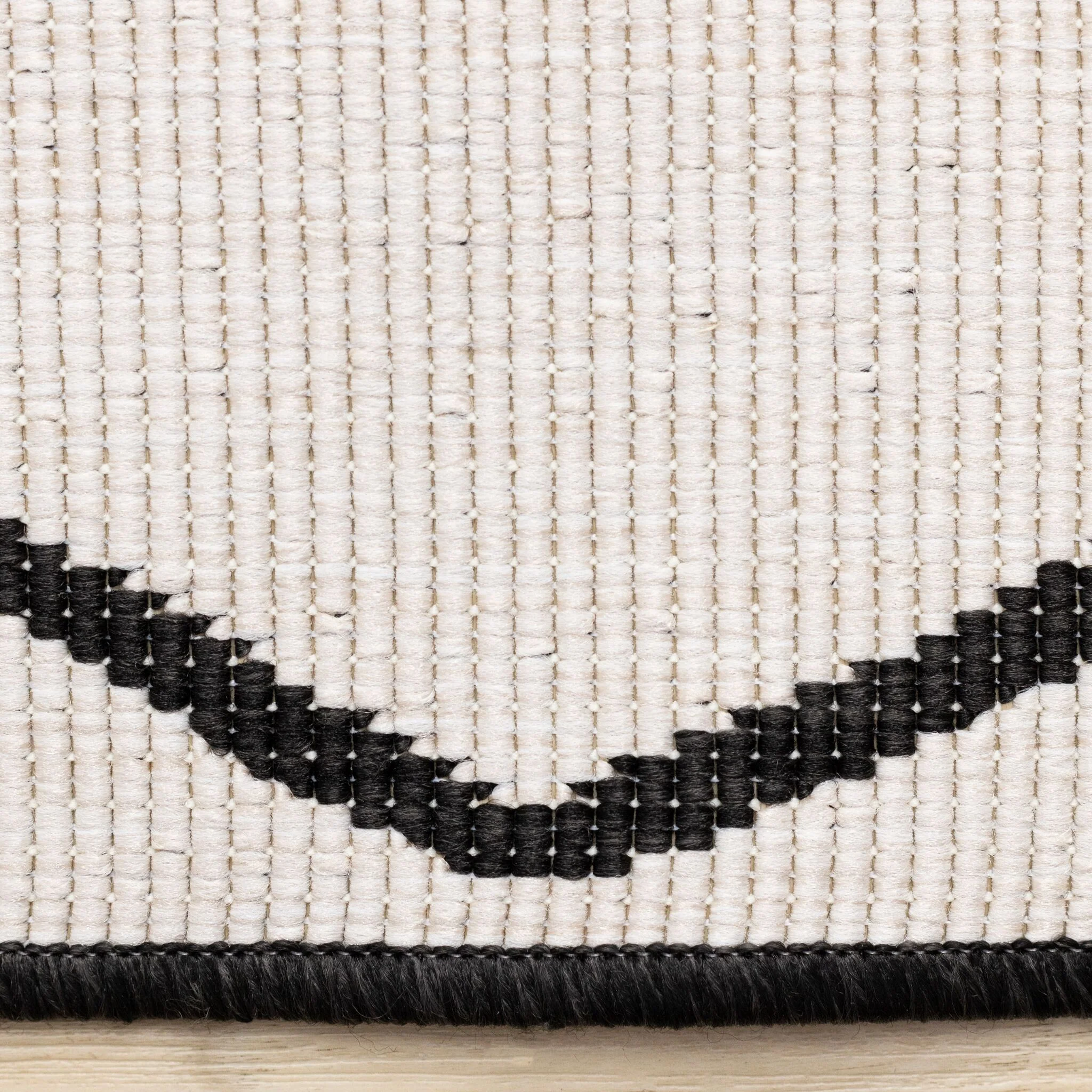 Bristol 5'3" x 7'7" White Black Trellis Reversible Area Rug - White - Image 9