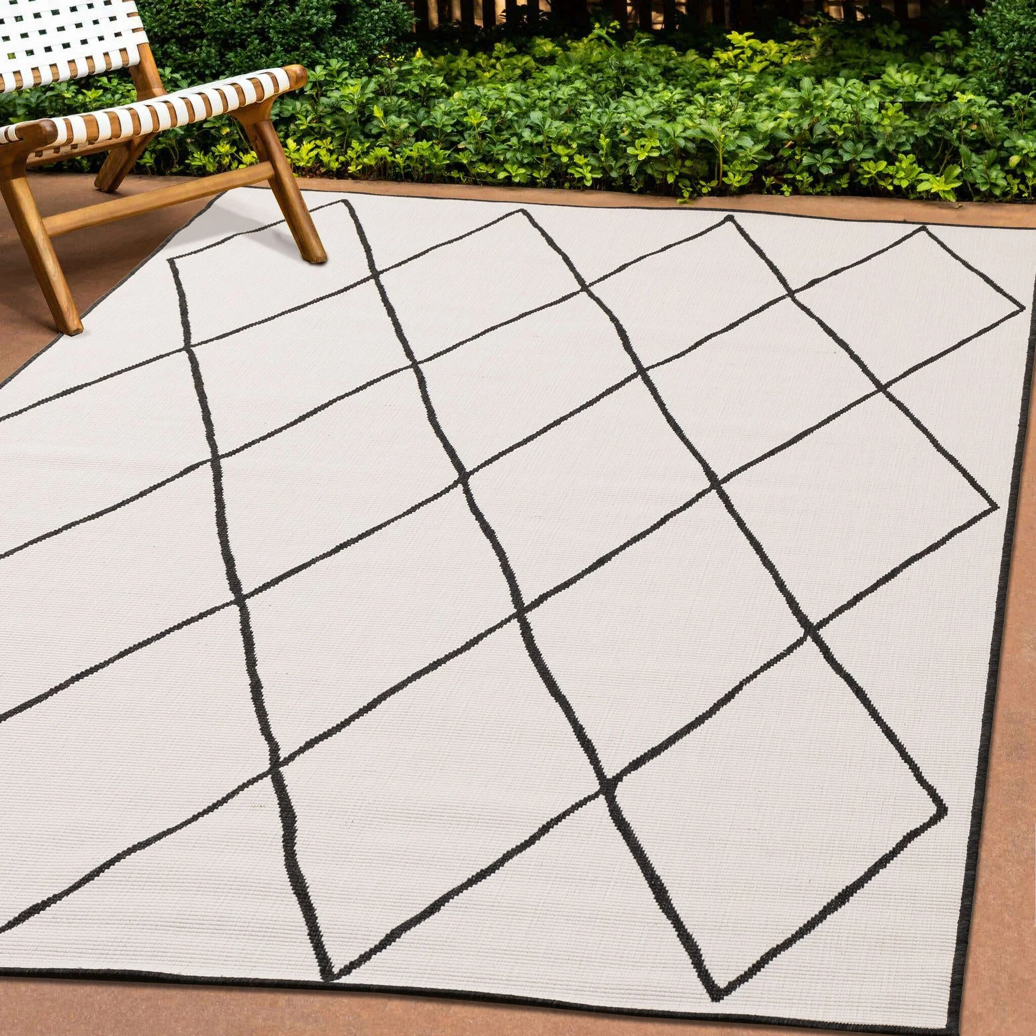 Bristol 6'7" x 9'6" White Black Trellis Reversible Area Rug - White - Image 3