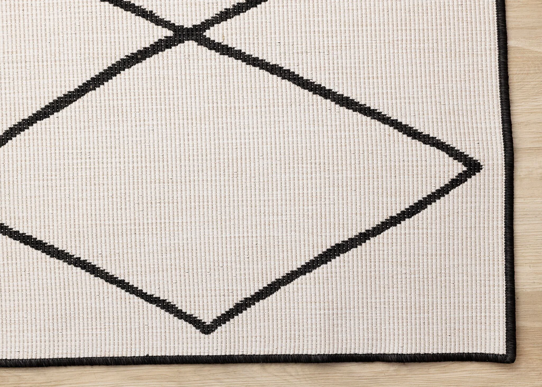 Bristol 6'7" x 9'6" White Black Trellis Reversible Area Rug - White - Image 5