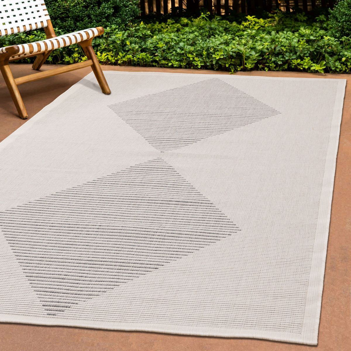 Summer Breeze 5'3" x 7'7" Outdoor Diamond Rug - White, Grey - Image 2