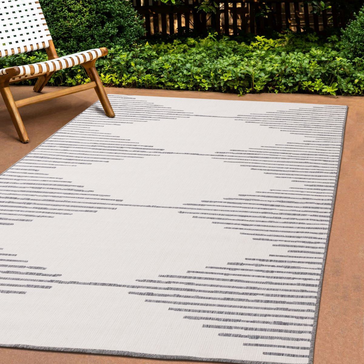 Summer Breeze 5'3" x 7'7" Outdoor Reversible Rug Triangles - Grey, Cream - Image 2