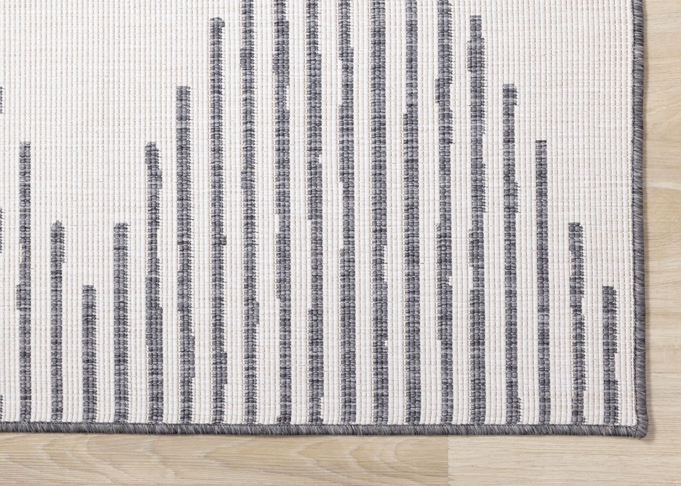 Summer Breeze 5'3" x 7'7" Outdoor Reversible Rug Triangles - Grey, Cream - Image 3