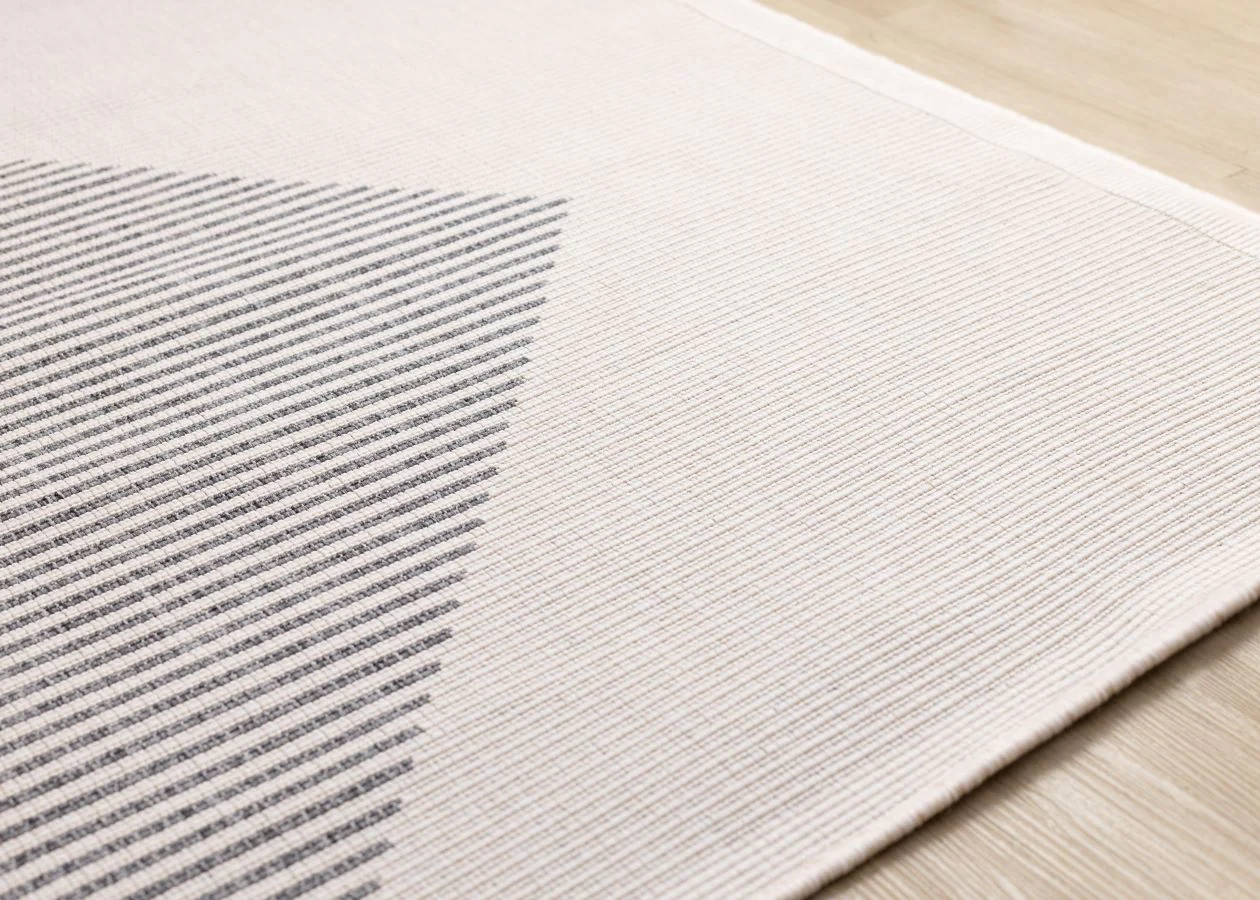 Summer Breeze 6'7" x 9'6" Outdoor Diamond Rug - White, Grey - Image 3