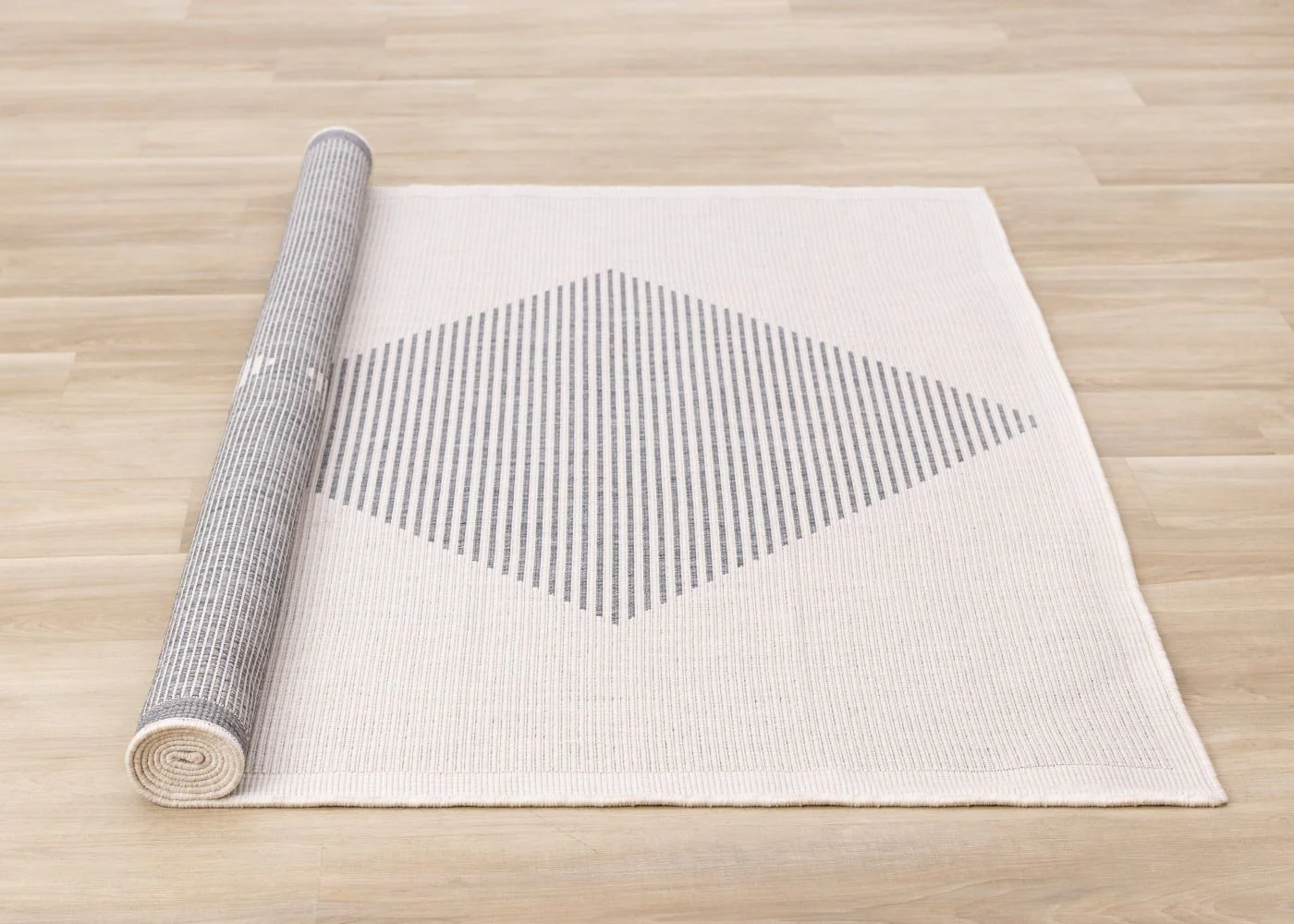 Summer Breeze 6'7" x 9'6" Outdoor Diamond Rug - White, Grey - Image 6