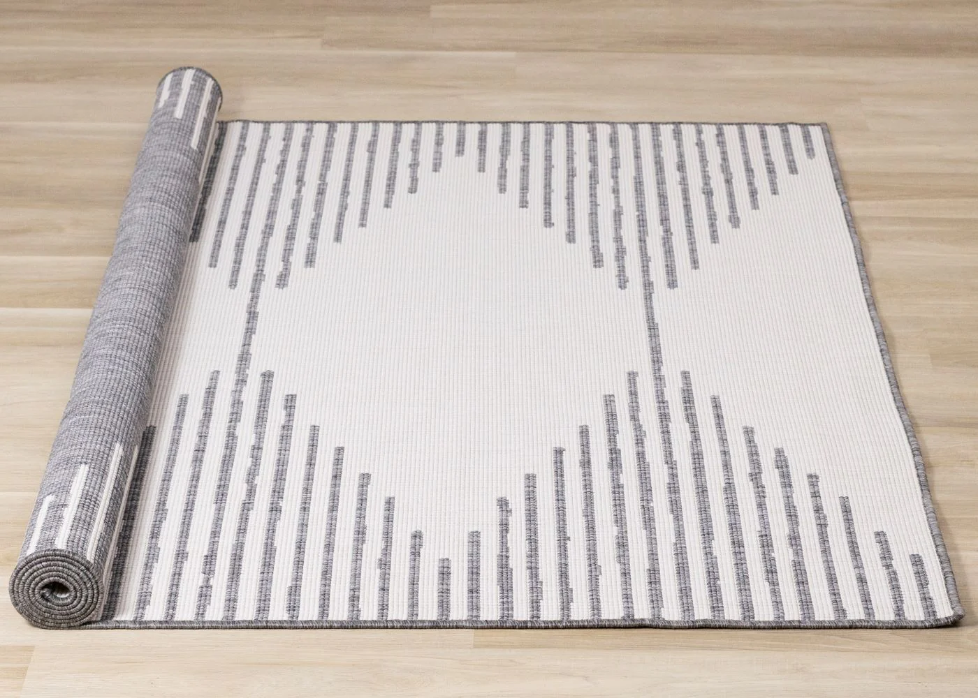 Summer Breeze 6'7" x 9'6" Outdoor Reversible Rug Triangles - Grey, Cream - Image 6
