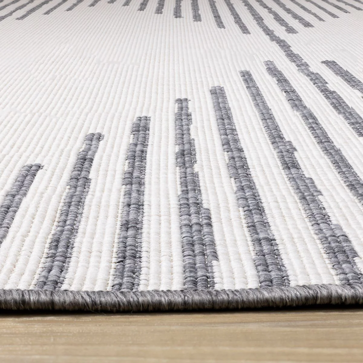 Summer Breeze 6'7" x 9'6" Outdoor Reversible Rug Triangles - Grey, Cream - Image 7