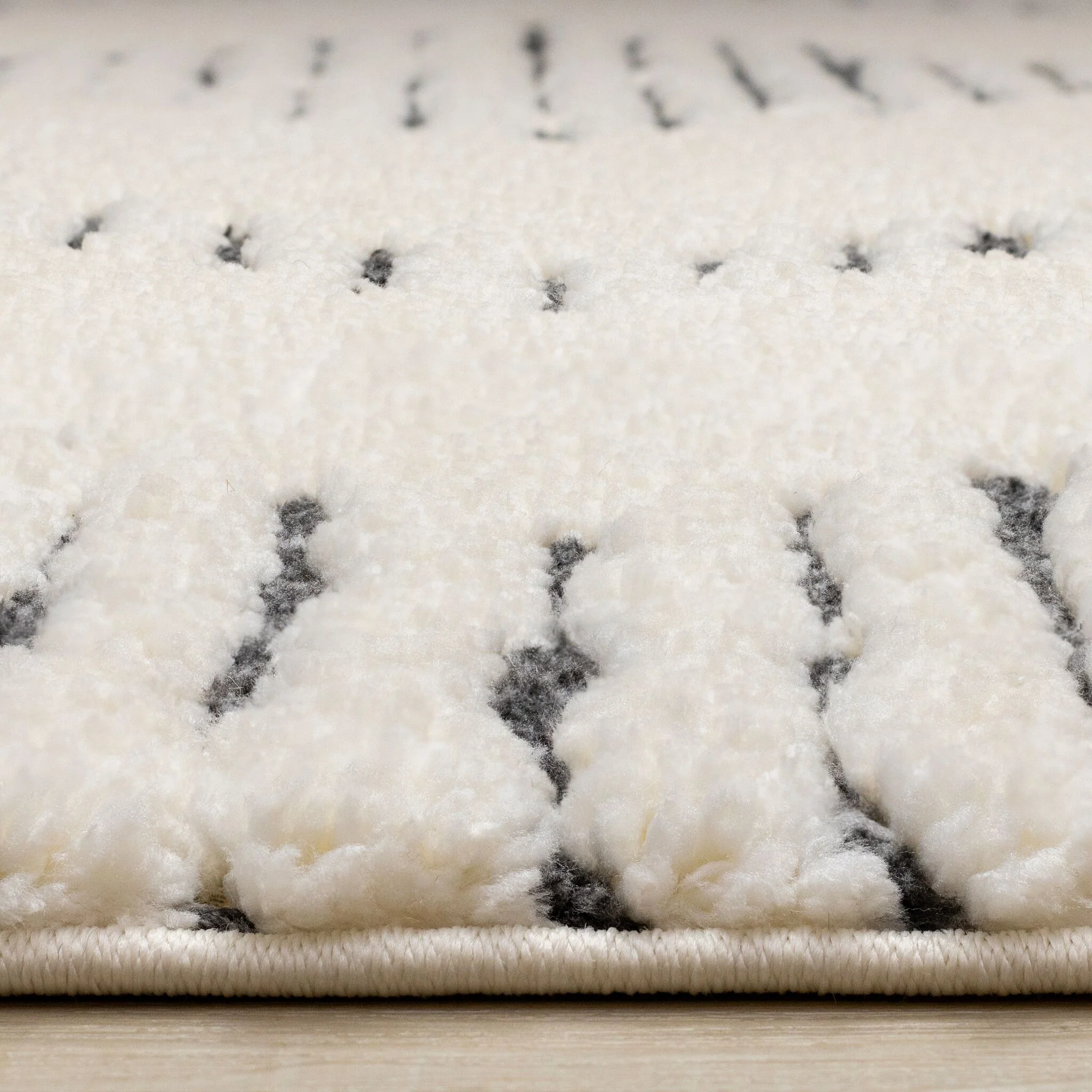 Talia 5'3" x 7'7" Striped Diamond Design Area Rug - Cream, Black - Image 5